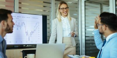 En dame holder en presentasjon. Foto