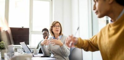 Mennesker diskuterer på et kontor. Foto